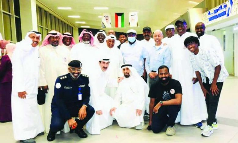 مرجان يتوسط مستقبليه