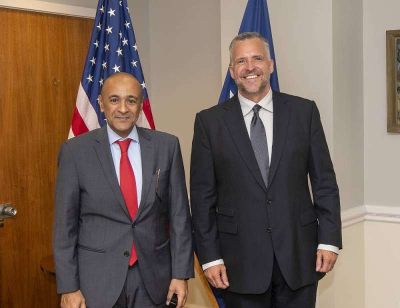 السفير البديوي مع مدير إدارة المراسم في وزارة الخارجية الأميركية